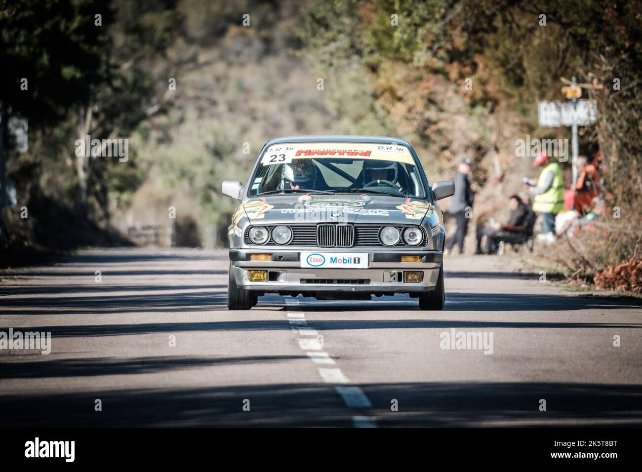 Novella, Korsika, Frankreich - 7.. Oktober 2022: Dede Papini startet mit einem BMW 325i bei der Tour de Corse Historique 2022. Stockfoto