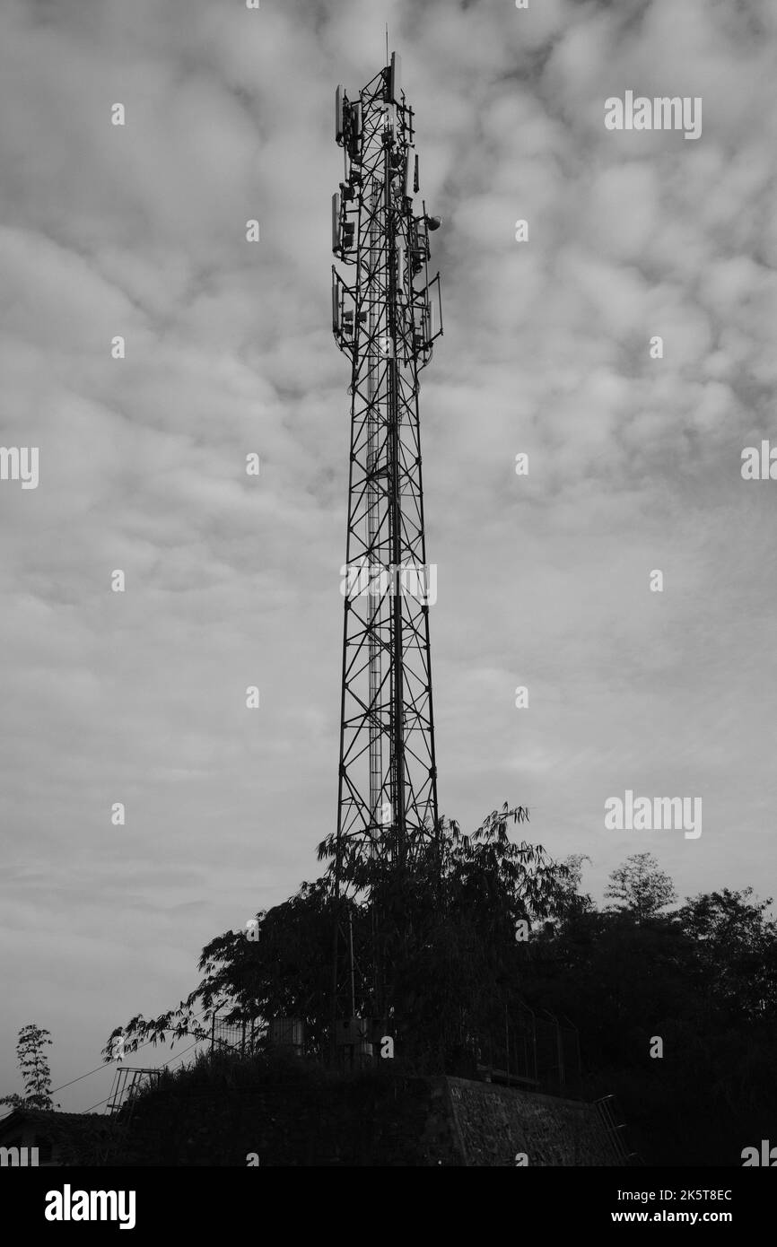Signalantenne, monochrome Aufnahme des Signalturms, der auf leerstehenden Flächen im Cikancung-Gebiet - Indonesien gebaut wurde Stockfoto