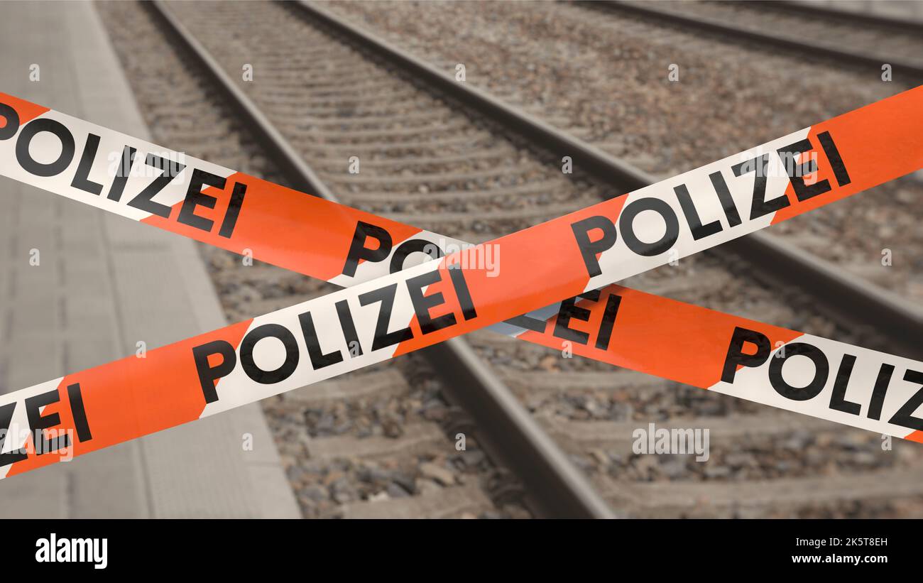 Sperrband am Bahnhof mit dem deutschen Wort POLIZEI Stockfoto