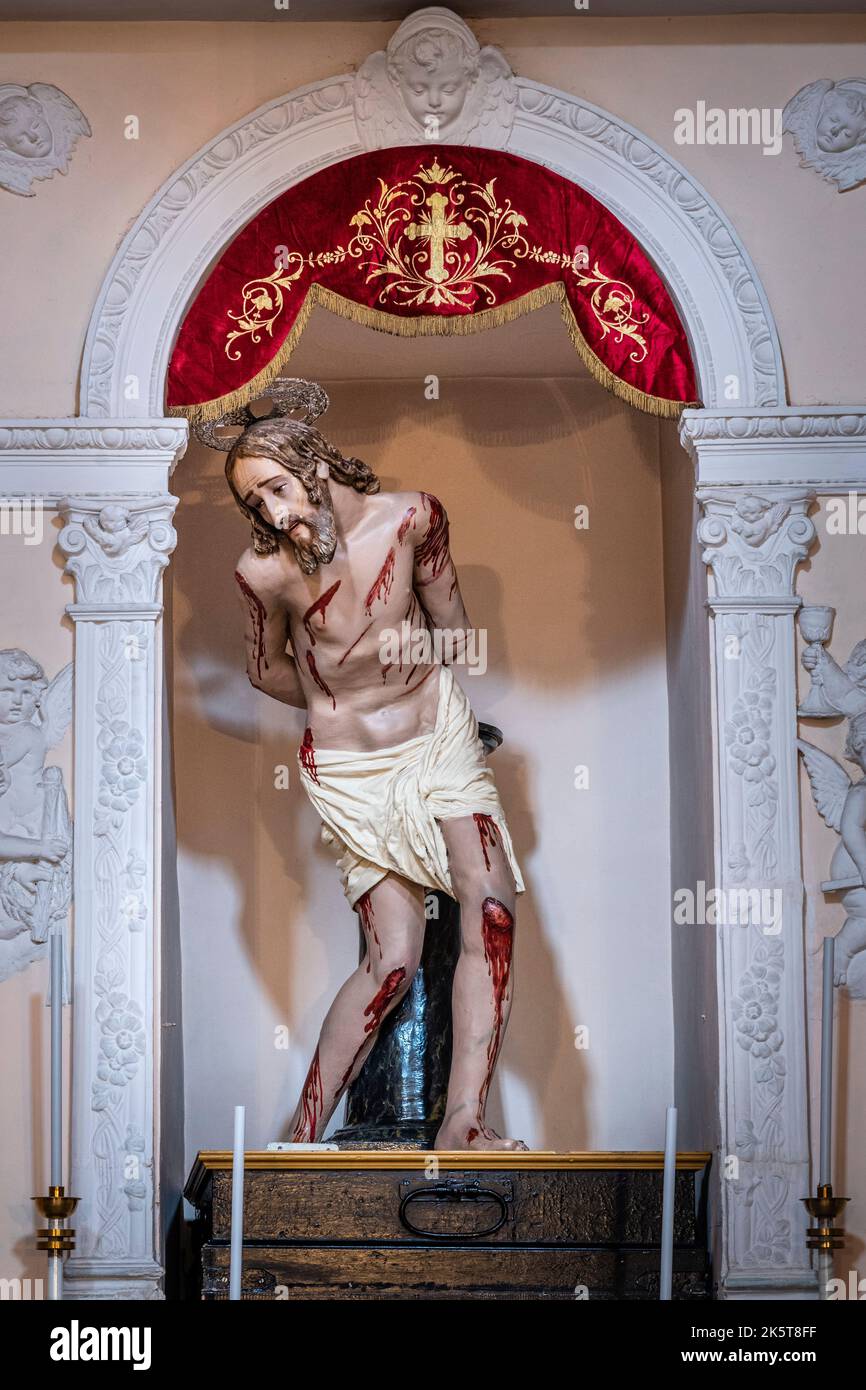 Ein grausam realistisches Bild des geißelten und erschöpften Christus auf seinem Weg zur Kreuzigung, in einer Kirche in der Stadt Bronte, Sizilien Stockfoto
