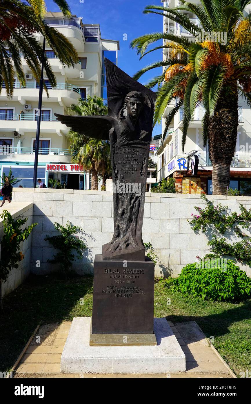 Denkmal und Statue von Bilal Xhaferri (1935 – 1986), einem albanischen Schriftsteller und politischen Dissidenten gegen das albanische kommunistische Regime. Stockfoto