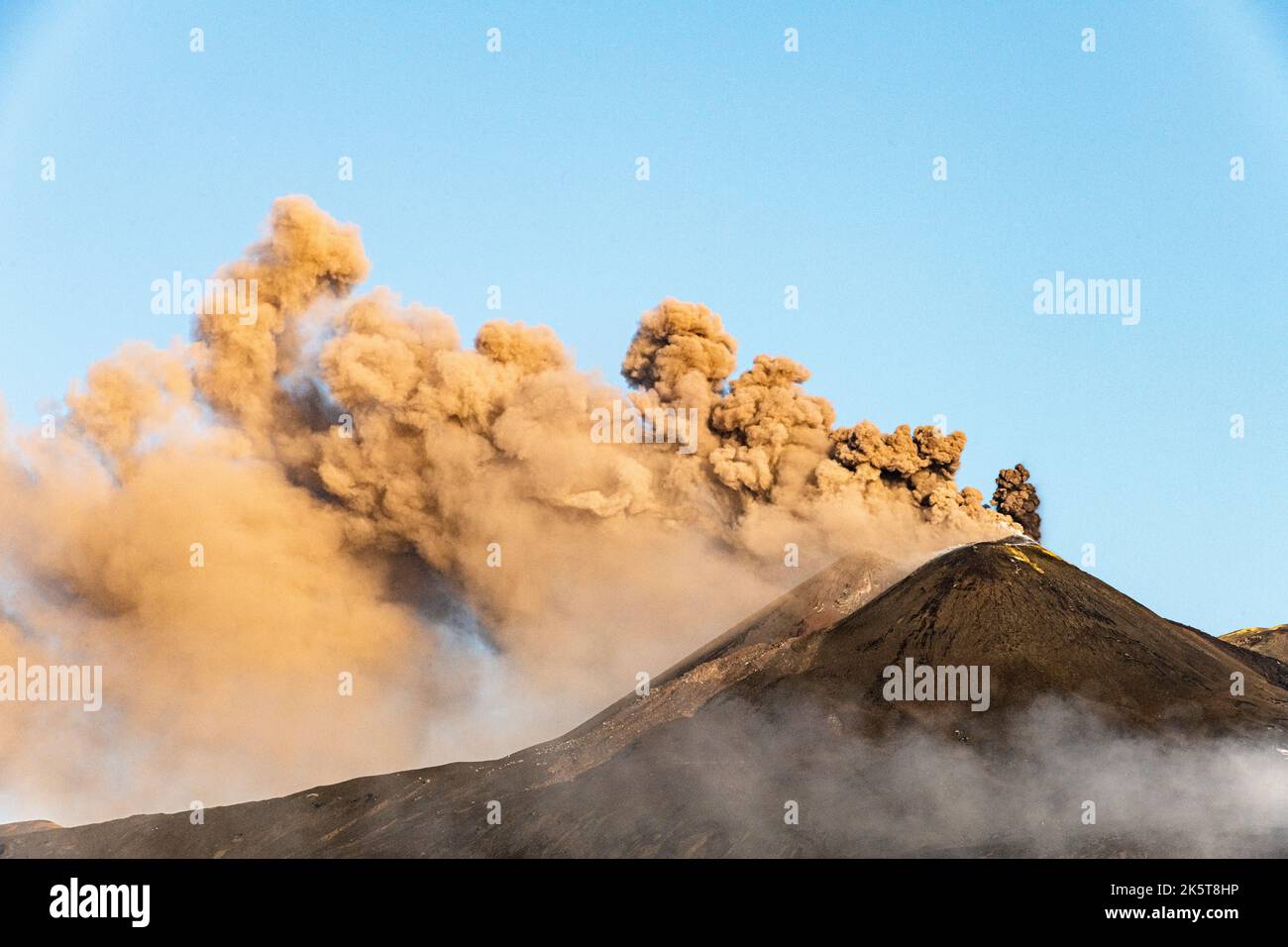 Riesige Wolken vulkanischer Asche, die aus dem südöstlichen Krater des Ätna auf Sizilien strömen. Die Aschewolken verursachen oft die Schließung des nahe gelegenen Flughafens Catania Stockfoto
