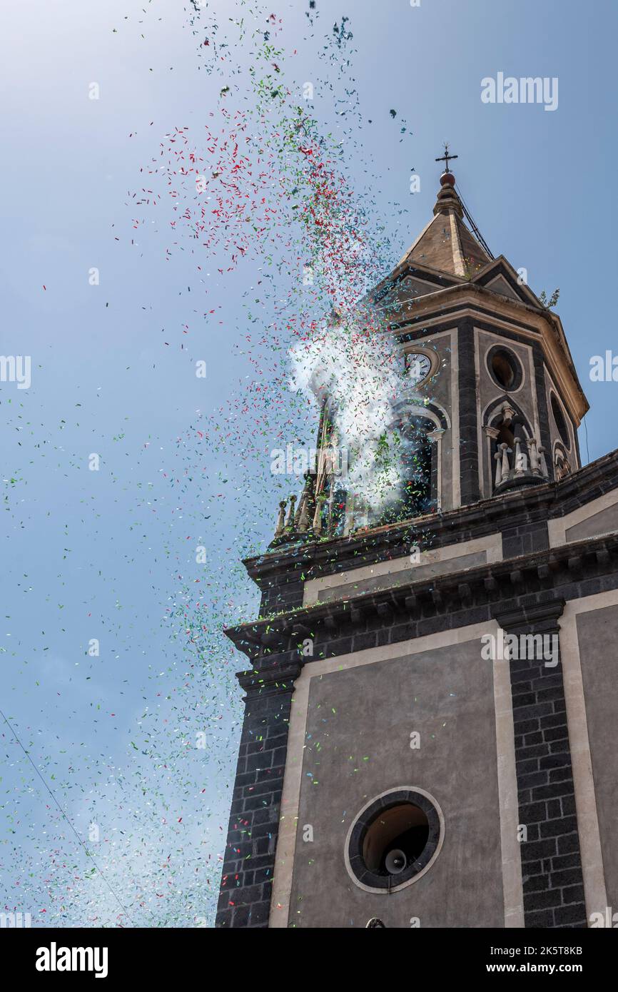 Konfetti explodieren aus einem Kirchturm, um den lokalen heiligen Tag in der kleinen Stadt Trecastagni, in der Nähe von Catania, Sizilien zu feiern Stockfoto
