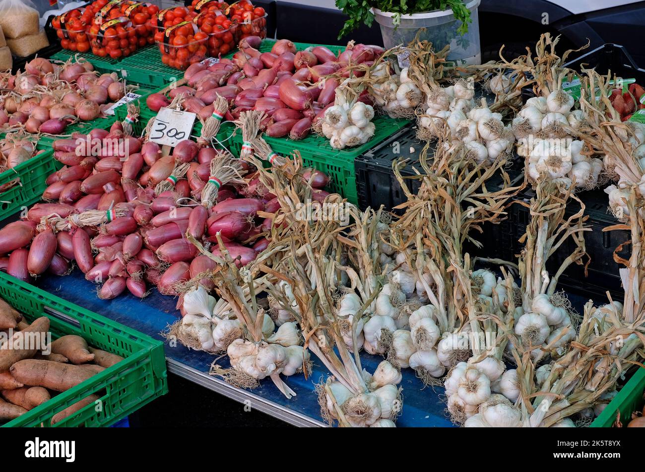 Lokaler Knoblauch und Zwiebeln am Marktstand, locorotondo, apulien, süditalien Stockfoto