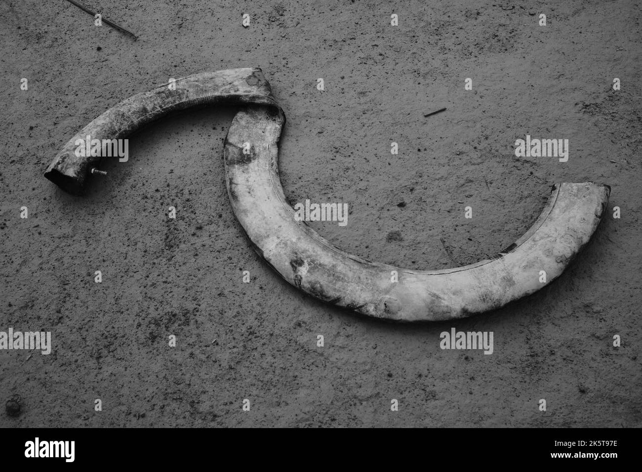 Gummireifen, Monochrom-Foto von Motorrad-Innenrohr-Gummi auf dem Boden in der Cikancung-Region - Indonesien gedumpt Stockfoto