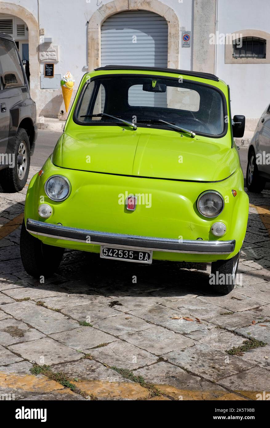 Helles grünes Original fiat 500 Auto geparkt in der Straße, locorotondo, apulien, süditalien Stockfoto