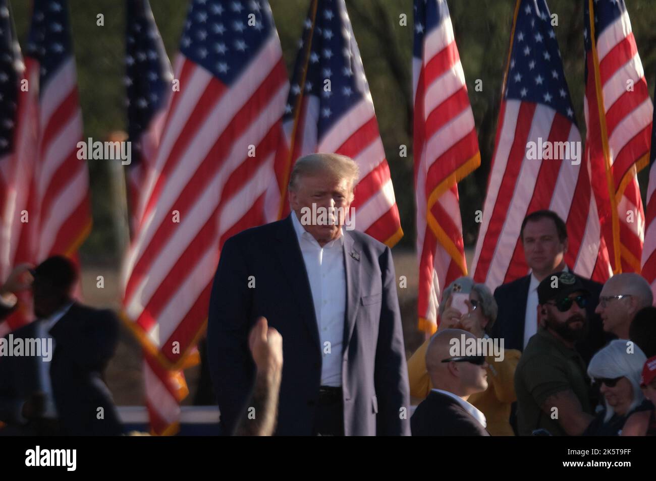 Mesa, Arizona, USA. 9. Oktober 2022. Der ehemalige Präsident Donald Trump kommt nach Mesa, Arizona, um die ersten amerikanischen Kandidaten für die bevorstehenden Zwischenwahlen zu unterstützen. Alle republikanischen Kandidaten für ein landesweites Amt sowie den Senat in Arizona wurden von Trump unterstützt und gewannen die Nominierung ihrer Parteien für die Parlamentswahlen. Die Wahl wird als Limus-Test für Trumps Hold über die Republikanische Partei angesehen. Die meisten Hauptgewinnerinnen wurden landesweit von Trump unterstützt, aber es bleibt abzuwarten, ob sie bei den Wahlen vom 8. November gewinnen können. Kredit: ZUMA Press, Inc./Alamy Live Nachrichten Stockfoto