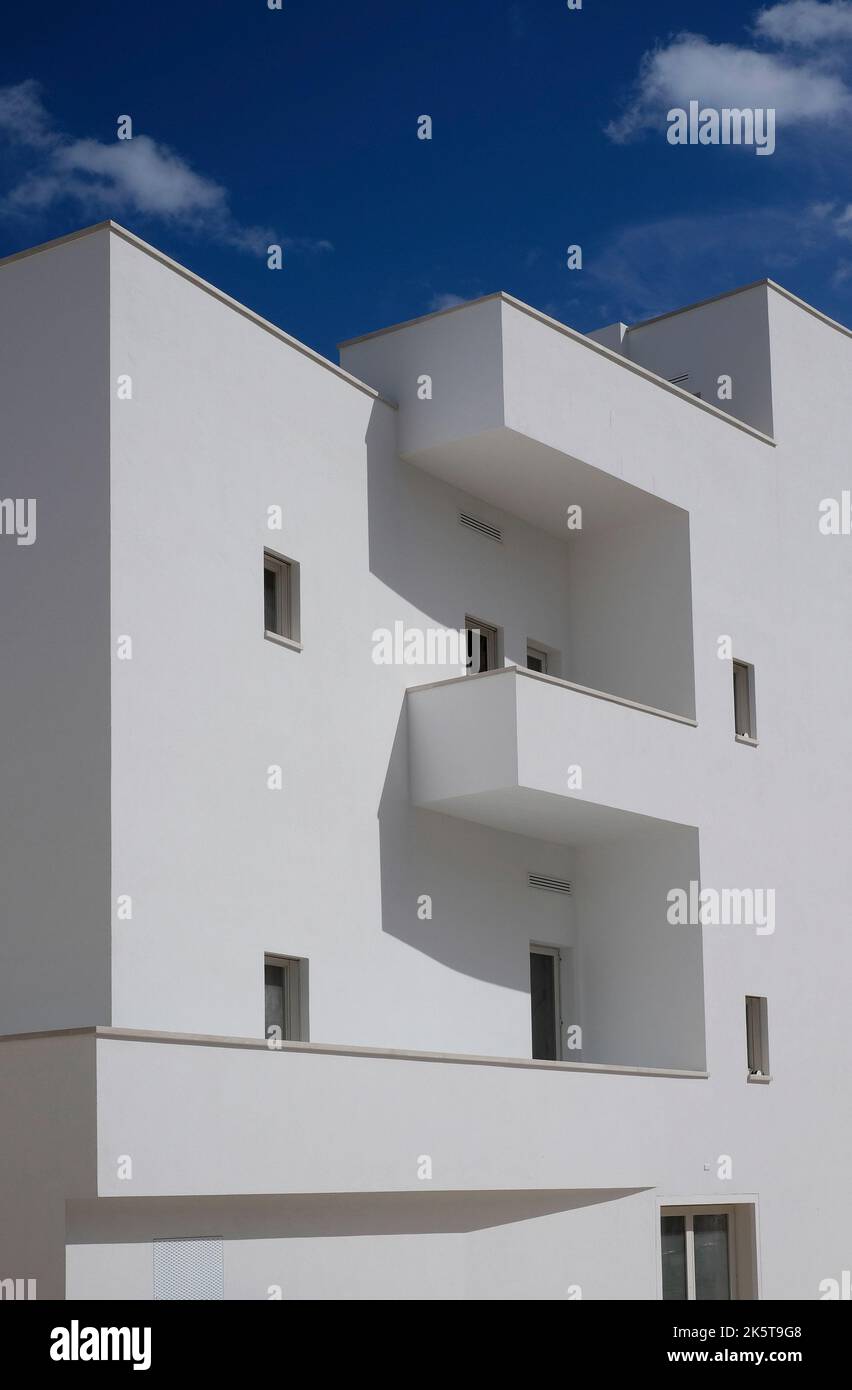 Modernes Apartmentgebäude in locorotondo, apulien, süditalien Stockfoto