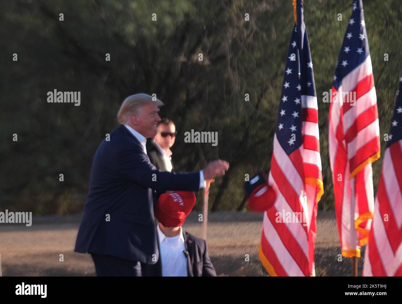 Mesa, Arizona, USA. 9. Oktober 2022. Der ehemalige Präsident Donald Trump kommt nach Mesa, Arizona, um die ersten amerikanischen Kandidaten für die bevorstehenden Zwischenwahlen zu unterstützen. Alle republikanischen Kandidaten für ein landesweites Amt sowie den Senat in Arizona wurden von Trump unterstützt und gewannen die Nominierung ihrer Parteien für die Parlamentswahlen. Die Wahl wird als Limus-Test für Trumps Hold über die Republikanische Partei angesehen. Die meisten Hauptgewinnerinnen wurden landesweit von Trump unterstützt, aber es bleibt abzuwarten, ob sie bei den Wahlen vom 8. November gewinnen können. Kredit: ZUMA Press, Inc./Alamy Live Nachrichten Stockfoto