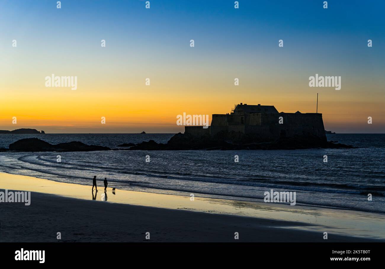 Blick auf den Strand du Sillon bei Sonnenuntergang mit dem National Fort im Hintergrund in der mittelalterlichen Stadt Saint Malo. Stockfoto