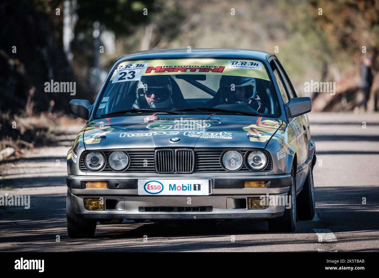 Novella, Korsika, Frankreich - 7.. Oktober 2022: Dede Papini startet mit einem BMW 325i bei der Tour de Corse Historique 2022. Stockfoto