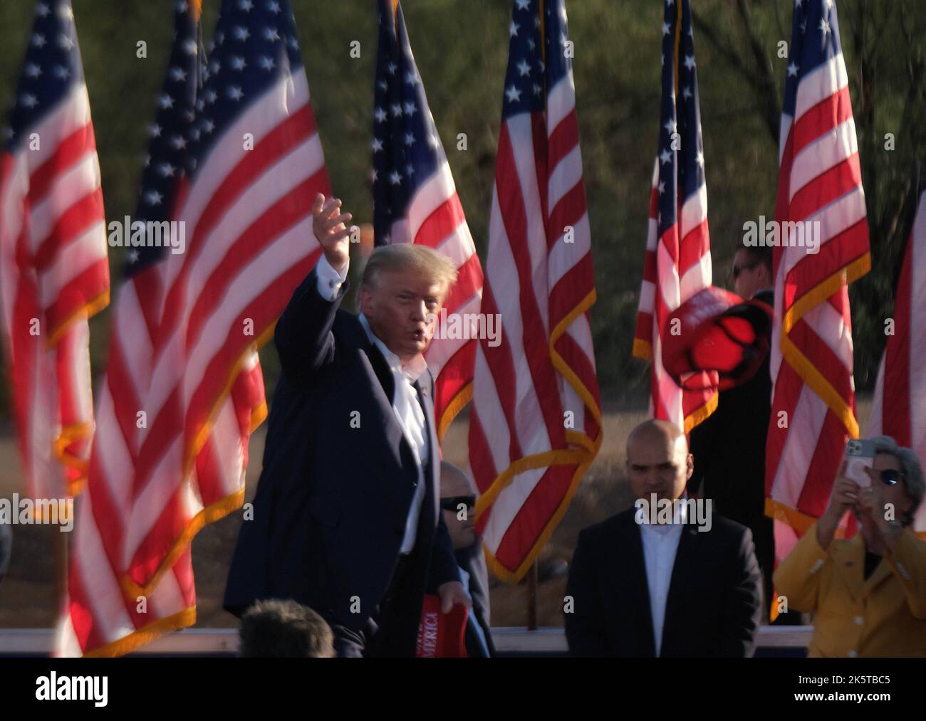 Mesa, Arizona, USA. 9. Oktober 2022. Der ehemalige Präsident Donald Trump kommt nach Mesa, Arizona, um die ersten amerikanischen Kandidaten für die bevorstehenden Zwischenwahlen zu unterstützen. Alle republikanischen Kandidaten für ein landesweites Amt sowie den Senat in Arizona wurden von Trump unterstützt und gewannen die Nominierung ihrer Parteien für die Parlamentswahlen. Die Wahl wird als Limus-Test für Trumps Hold über die Republikanische Partei angesehen. Die meisten Hauptgewinnerinnen wurden landesweit von Trump unterstützt, aber es bleibt abzuwarten, ob sie bei den Wahlen vom 8. November gewinnen können. Kredit: ZUMA Press, Inc./Alamy Live Nachrichten Stockfoto