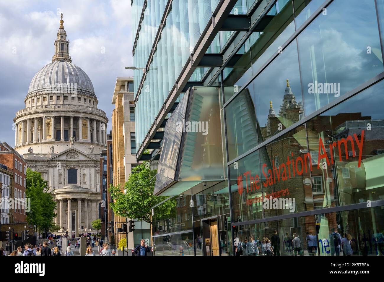 LONDON - 21. Mai 2022: Fensterschild der Heilsarmee und St. Paul's Cathedral Stockfoto