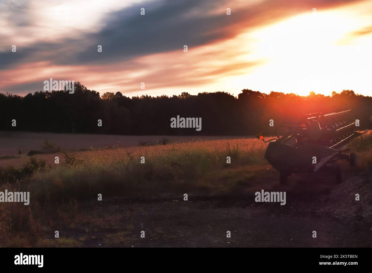 Kastenbohrer und Ackerlandschaft bei Sonnenaufgang im Herbst Stockfoto