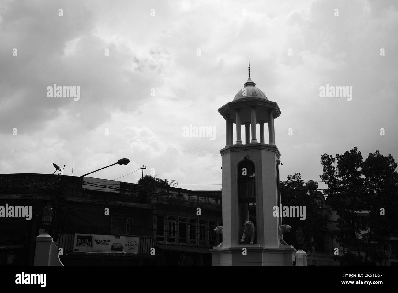 Turm und Himmel, Monochrom-Foto des Turms mit klarem Himmel Hintergrund in der Mitte der Stadt Stockfoto