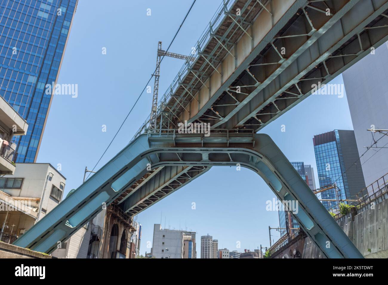 Brücke, die die Tokyo Metro Marunouchi Line Eisenbahn über den Kanda Fluss (kandagawa) führt. Tokio, Japan. Stockfoto