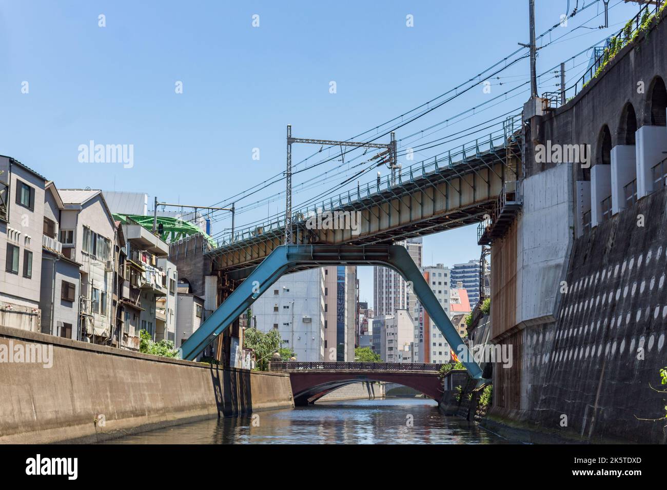 Brücke, die die Tokyo Metro Marunouchi Line Eisenbahn über den Kanda Fluss (kandagawa) führt. Tokio, Japan. Stockfoto