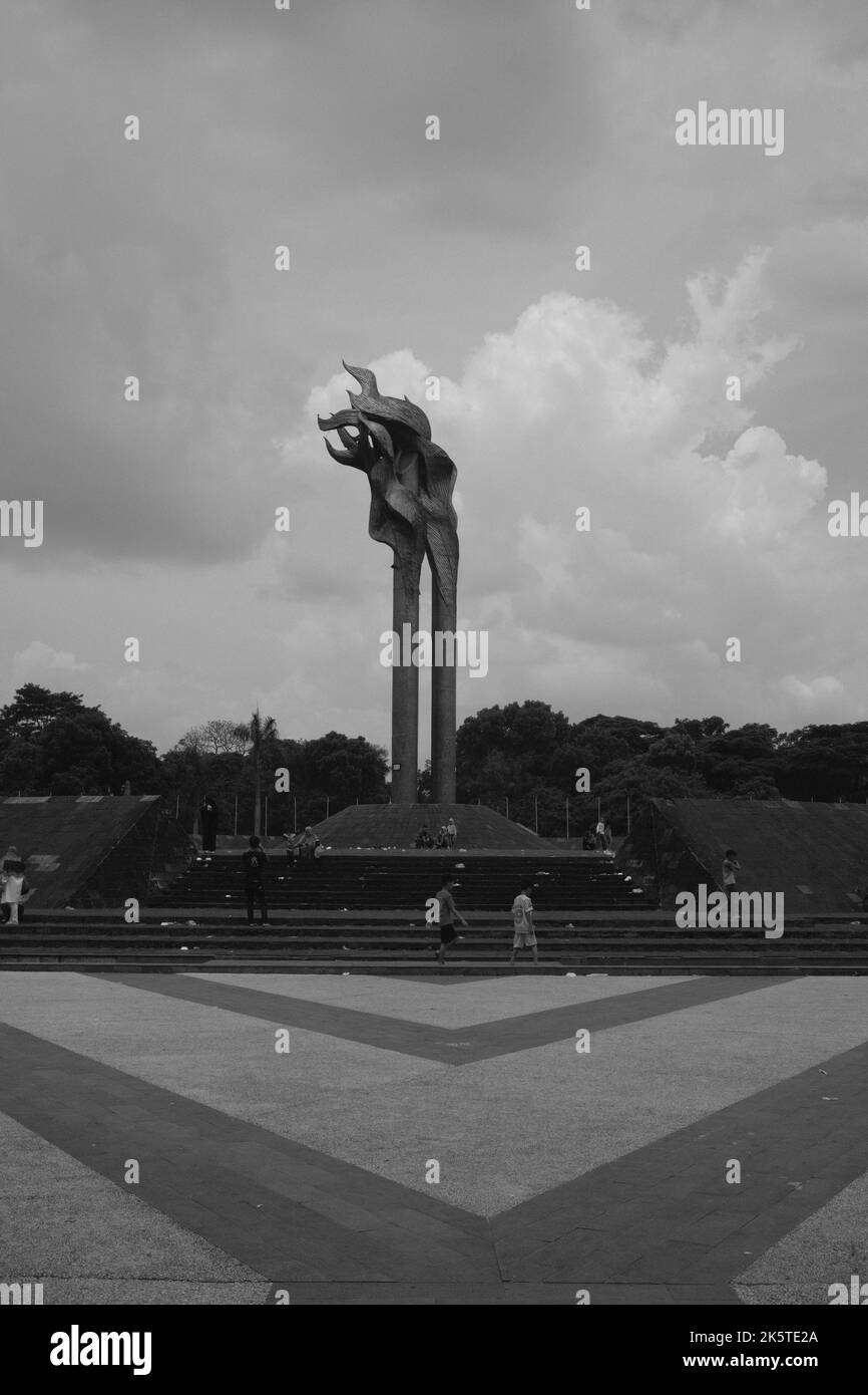 Bandung, West Java, Indonesien - 09. Oktober 2022 : Stadtdenkmal, monochromes Foto eines Feuers und eines fackelförmigen Denkmals mitten in der Stadt Stockfoto