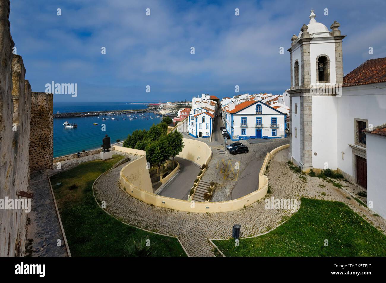 Panoramablick über das historische Stadtzentrum und die Kirche Saint Salvador, Sines, Alentejo, Portugal Stockfoto