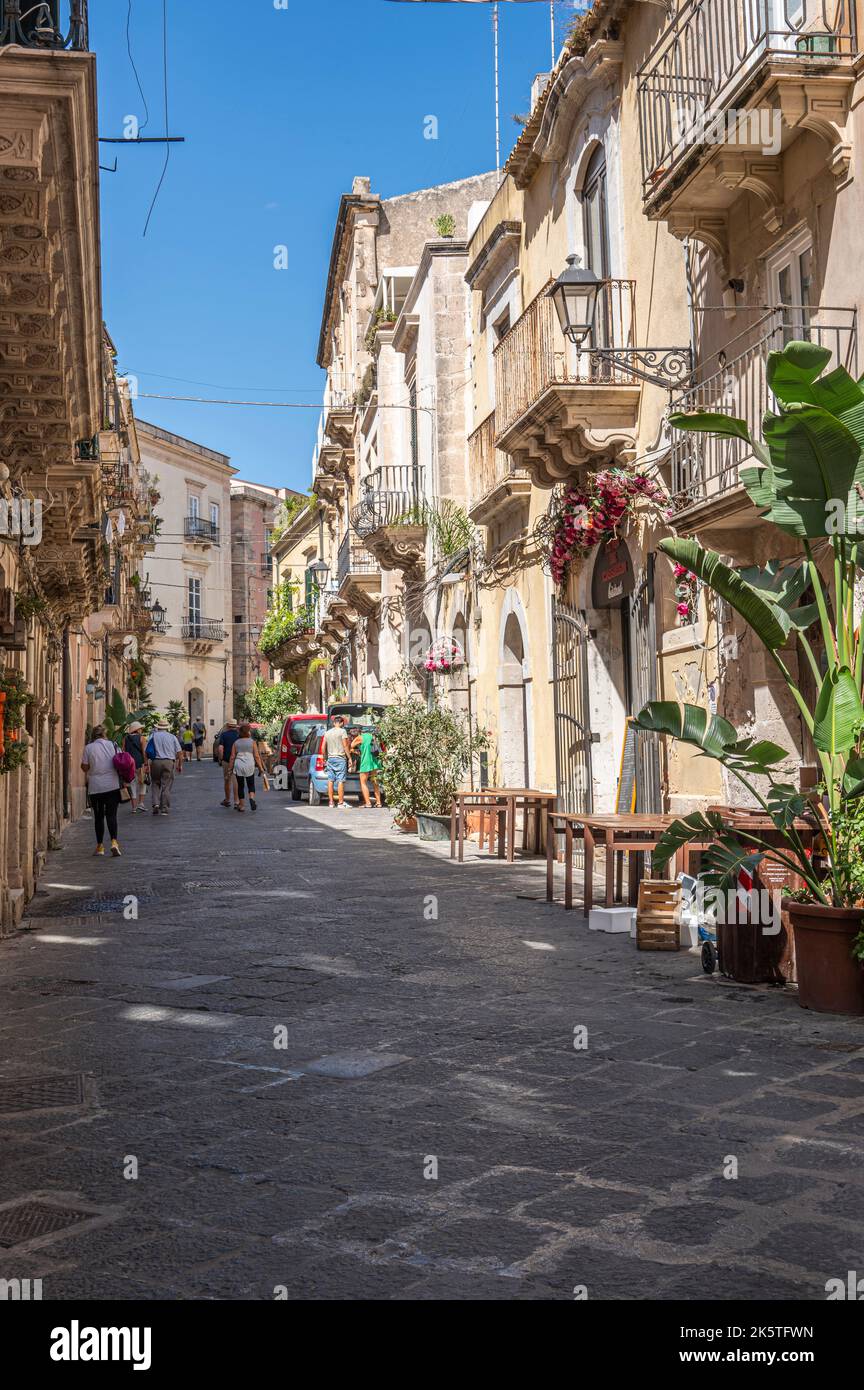 Syrakus, Italien - 09-16-2022: Charakteristische Straße im historischen Zentrum von Ortigia Stockfoto