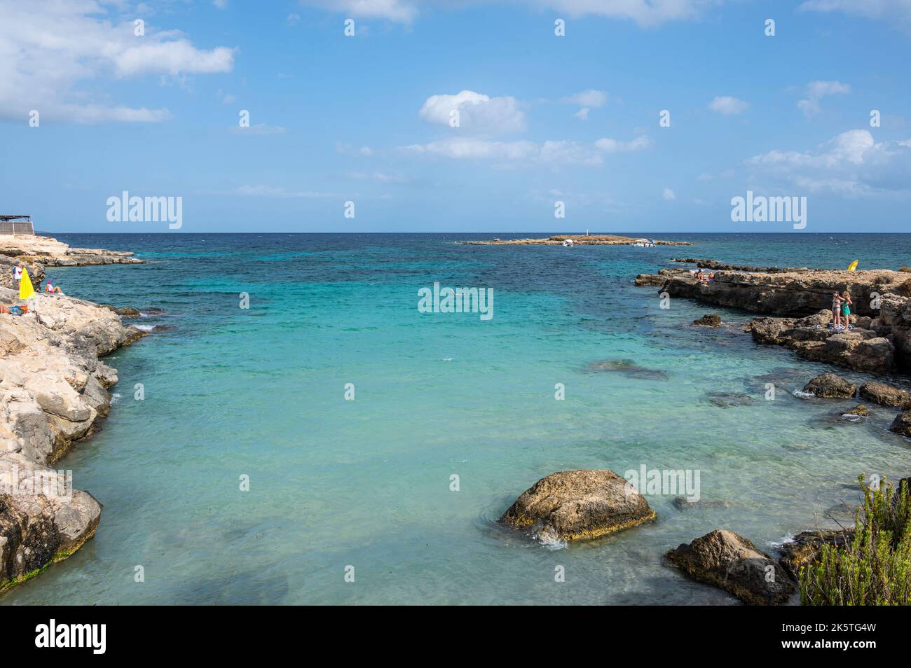 Syrakus, Italien - 09-16-2022: Der schöne Strand von Ognina in Syrakus mit türkisfarbenem und grünem Wasser und einer kleinen Insel davor Stockfoto