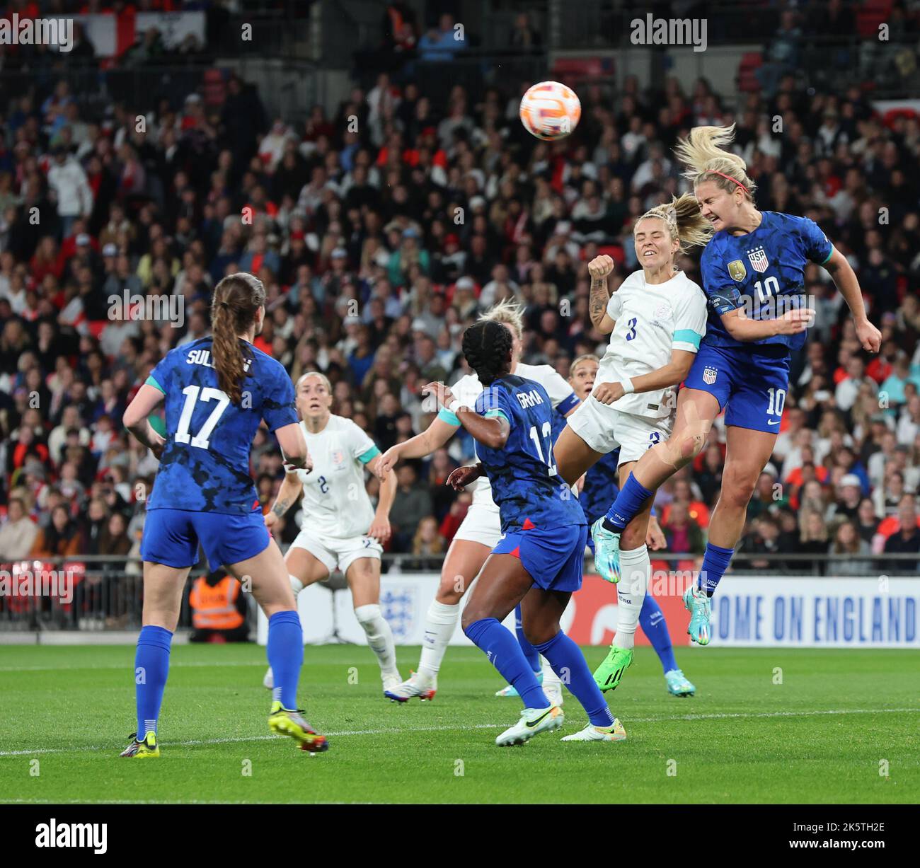 LONDON ENGLAND - OKTOBER 07:L-R Rachel Daly (Houston Dash) aus England Frauen und Lindsey Horan (Lyon) aus den USA während der Women's International Friendly Matc Stockfoto