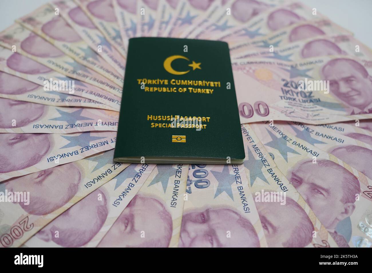 Reisepass mit türkischer Währung, Reisepass und Türkei-Personalausweis mit türkischer Lira (TL) darauf, auf weißem Papierhintergrund Stockfoto