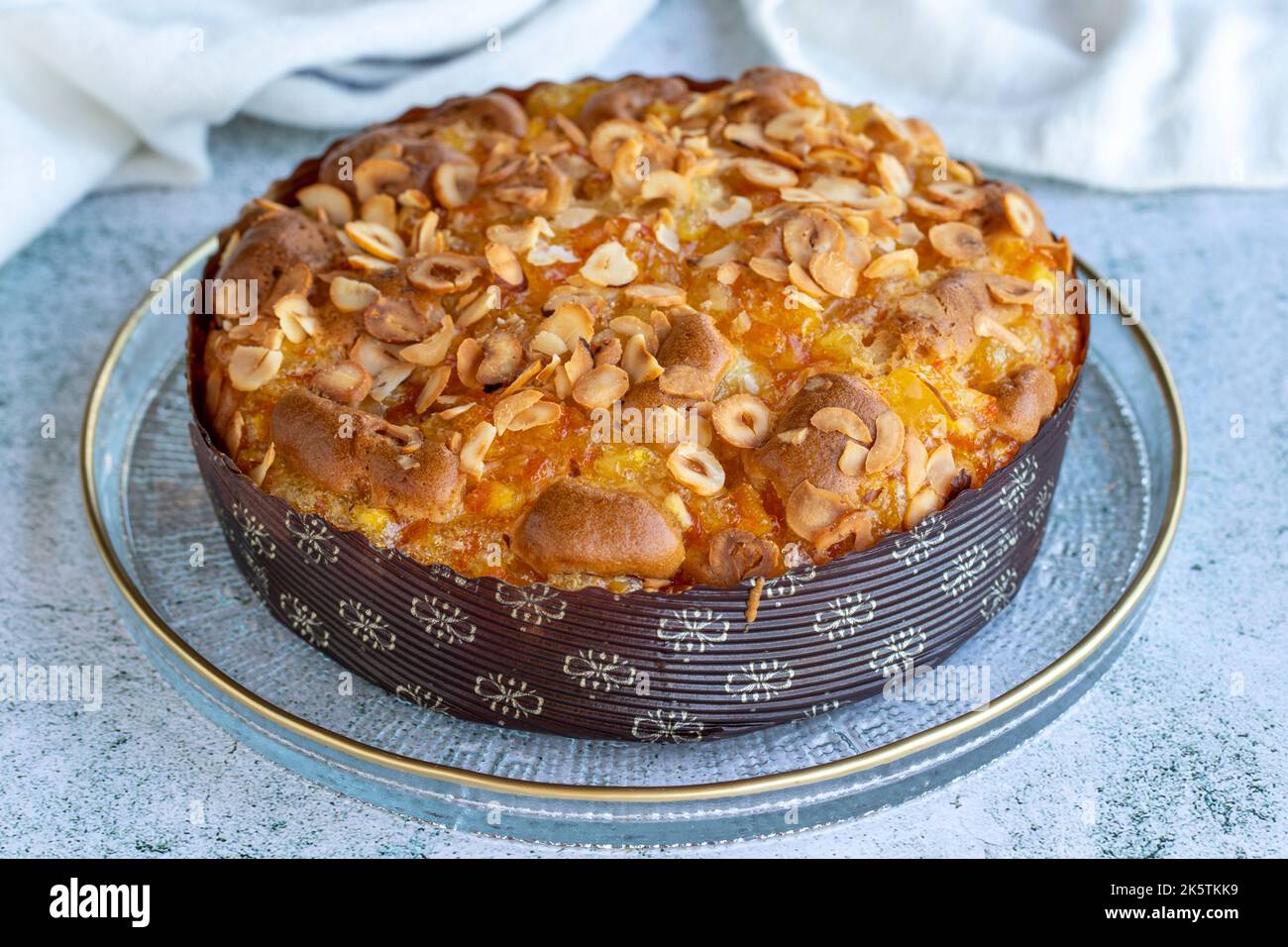 Haselnusskuchen. Hausgemachter Kuchen auf grauem Hintergrund. Nahaufnahme Stockfoto