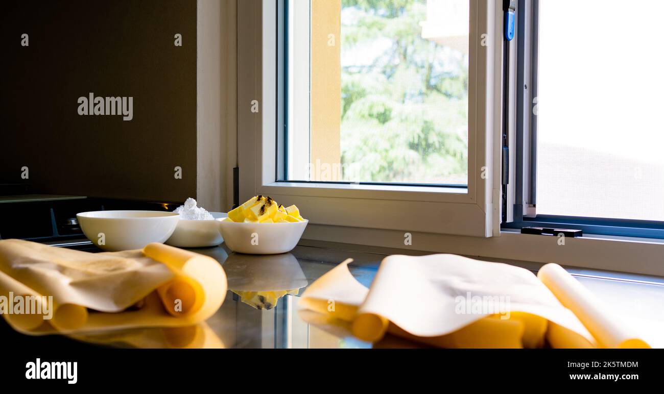 Hintergrund einer Konditorei mit einigen Zutaten, die bereit sind, einen Kuchen zu backen Stockfoto