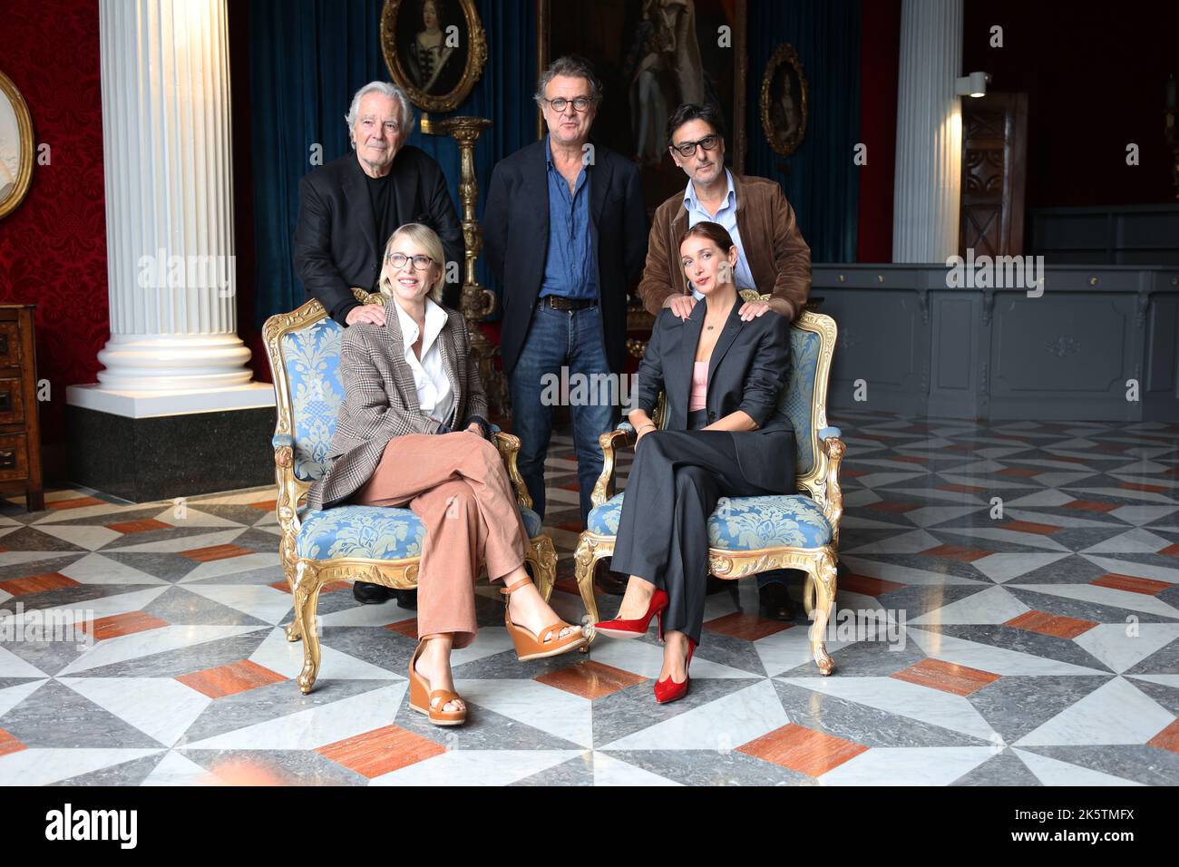 Nizza, Frankreich auf 9. Oktober 2022: Schauspielerinnen Caroline Anglade, Pascale Arbillot, Schauspieler Pierre Arditi, Regisseur Bruno Chiche, Schauspieler Yvan Attal, Besuchen Sie den Film „Maestro“ im Negresco Hotel in Nizza für das Festival Cineroman am 09 10 2022. Oktober in Nizza, Gare du Sud (Foto von Thierry CARPICO / ATPImages) (CARPICO Thierry / ATP / SPP) Stockfoto