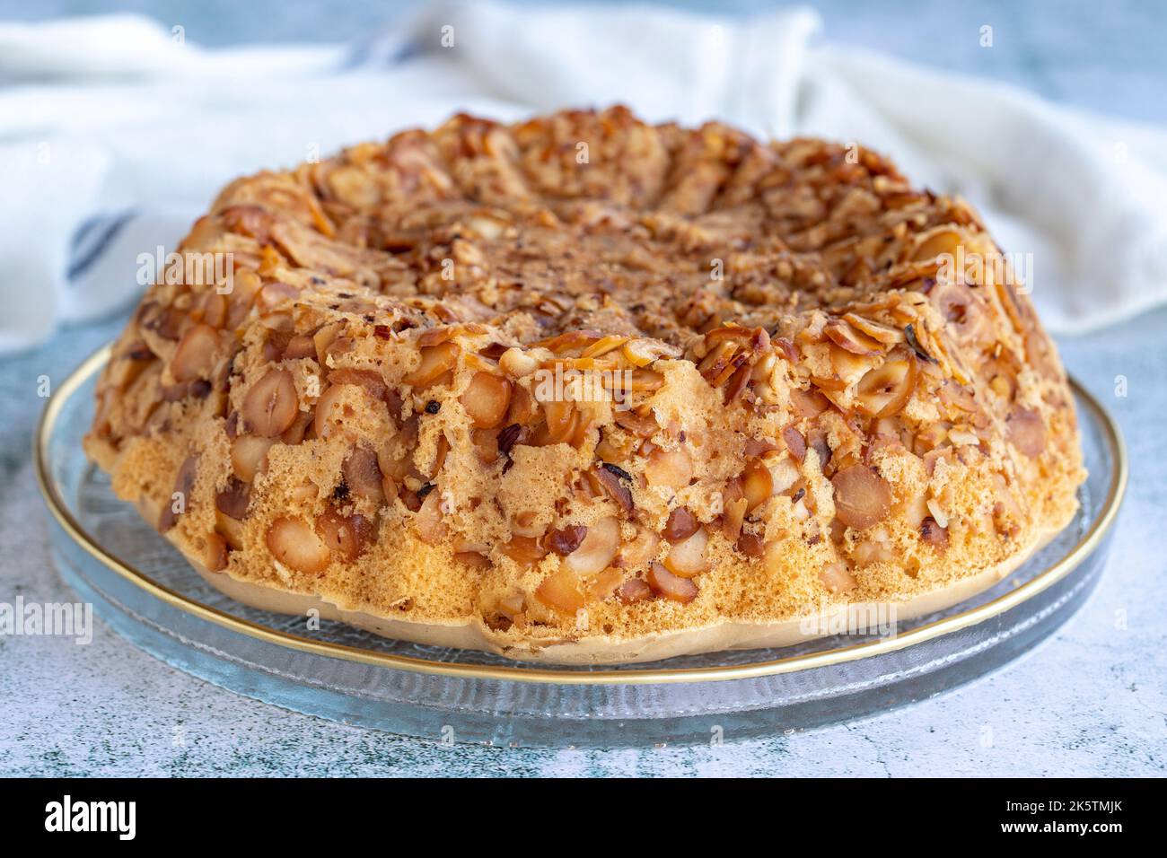 Haselnusskuchen. Hausgemachter Kuchen auf grauem Hintergrund. Nahaufnahme Stockfoto