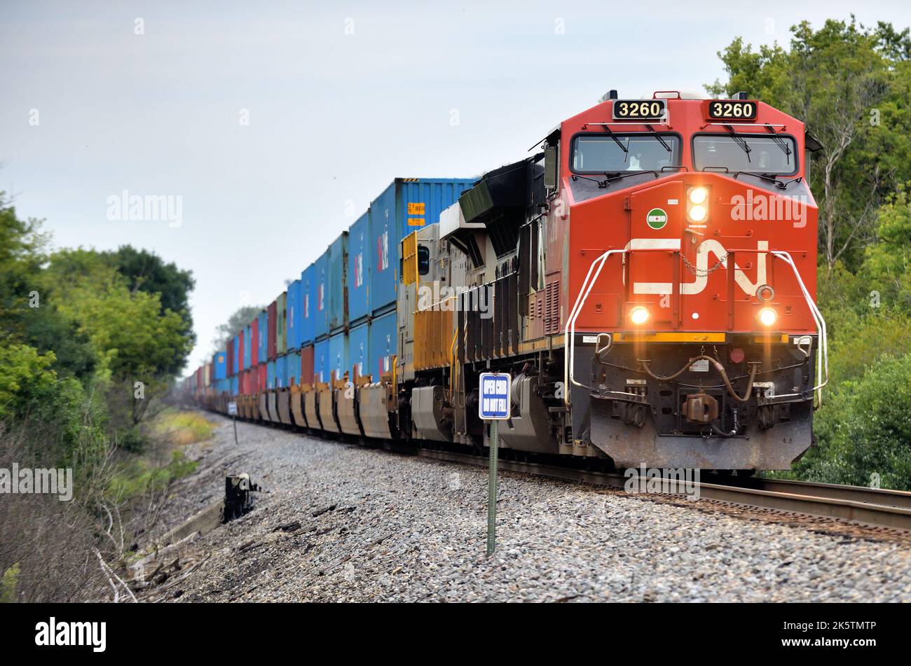 Dundee, Illinois, USA. Lokomotiven führen einen intermodalen Güterzug der Canadian National Railway durch einen ländlichen Abschnitt im Nordosten von Illinois. Stockfoto