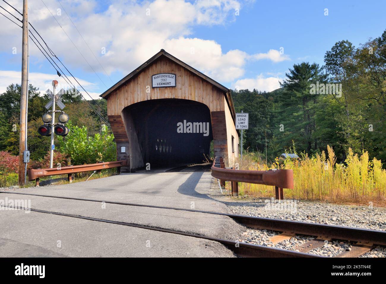 Lower Bartonsville, Vermont, USA. Die Bartonsville Covered Bridge im malerischen Süden von Vermont. Stockfoto