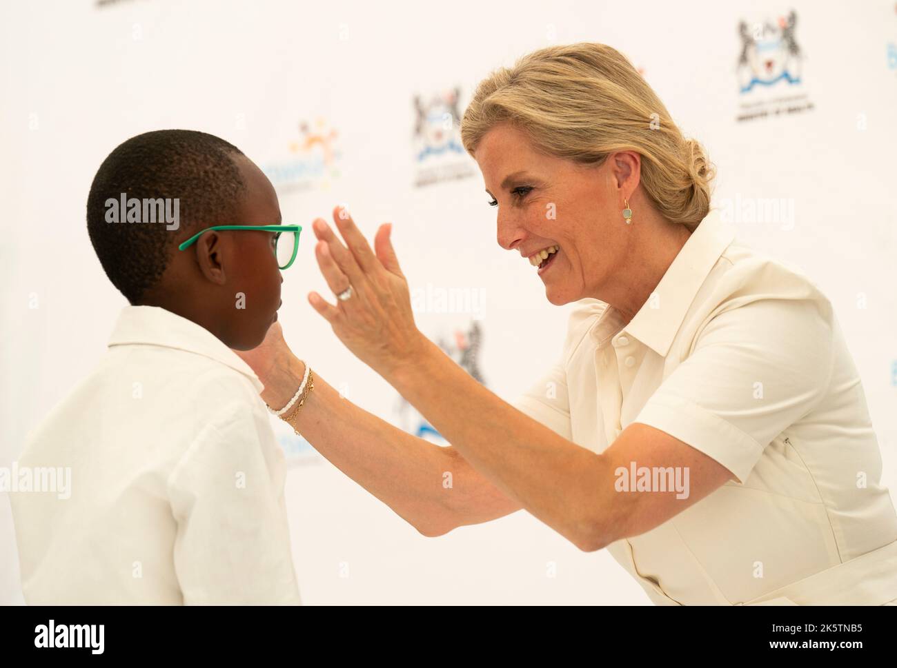 Die Gräfin von Wessex gibt Kindern, die am Augengesundheitsprogramm der Pono Yame-Schule teilgenommen haben, während sie Botswana besucht, eine Brille an die Molefe Primary School in Kopong. Bilddatum: Montag, 10. Oktober 2022. Stockfoto