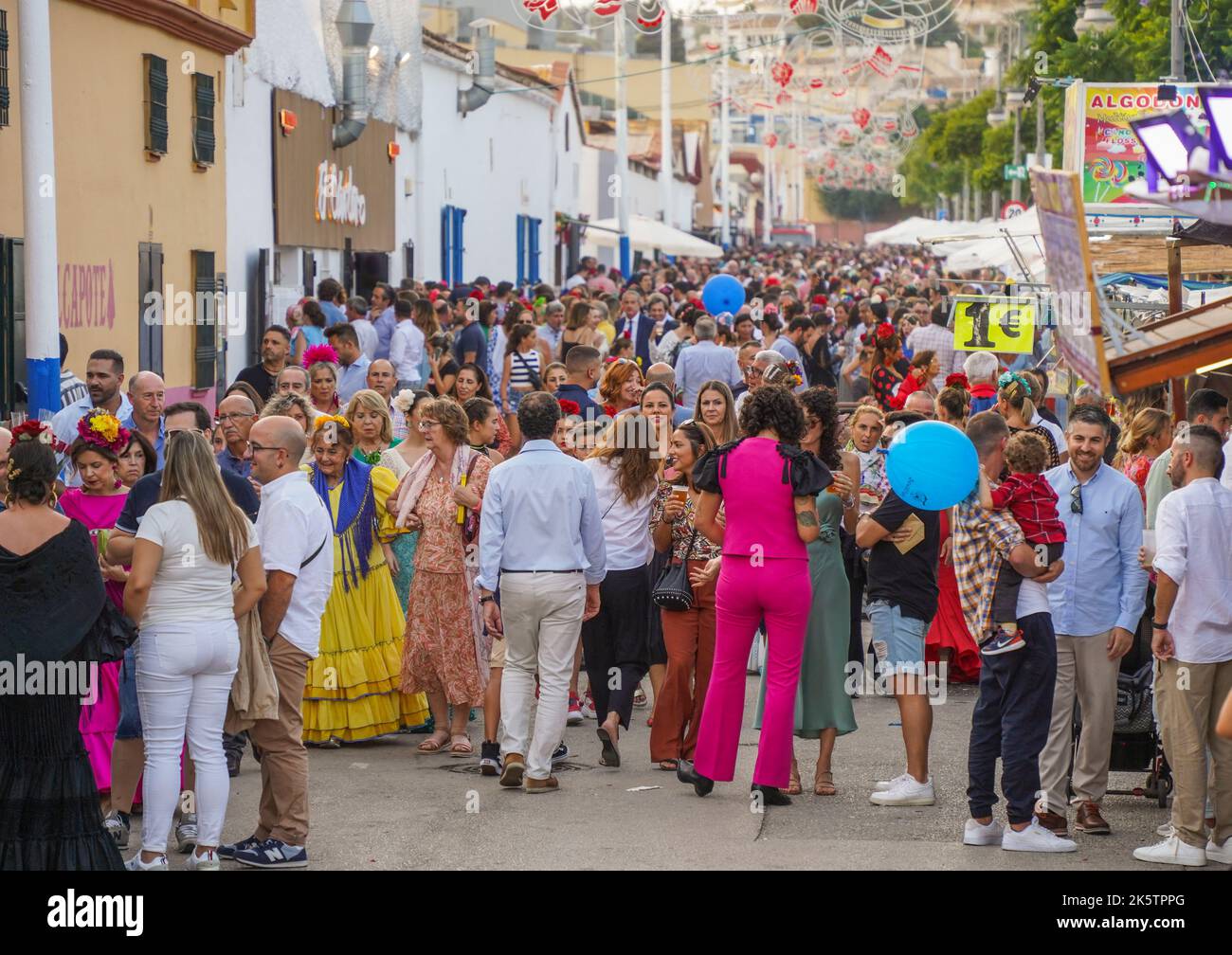 Überfüllte jährliche Feier der festlichen Feria in Fuengirola, Costa del Sol, Südspanien. Stockfoto