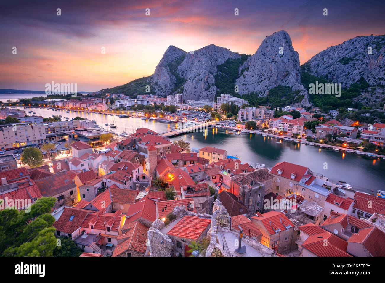 Omis, Kroatien. Stadtbild der schönen Küstenstadt Omis, Dalmatien, Kroatien bei Sonnenuntergang im Sommer. Stockfoto