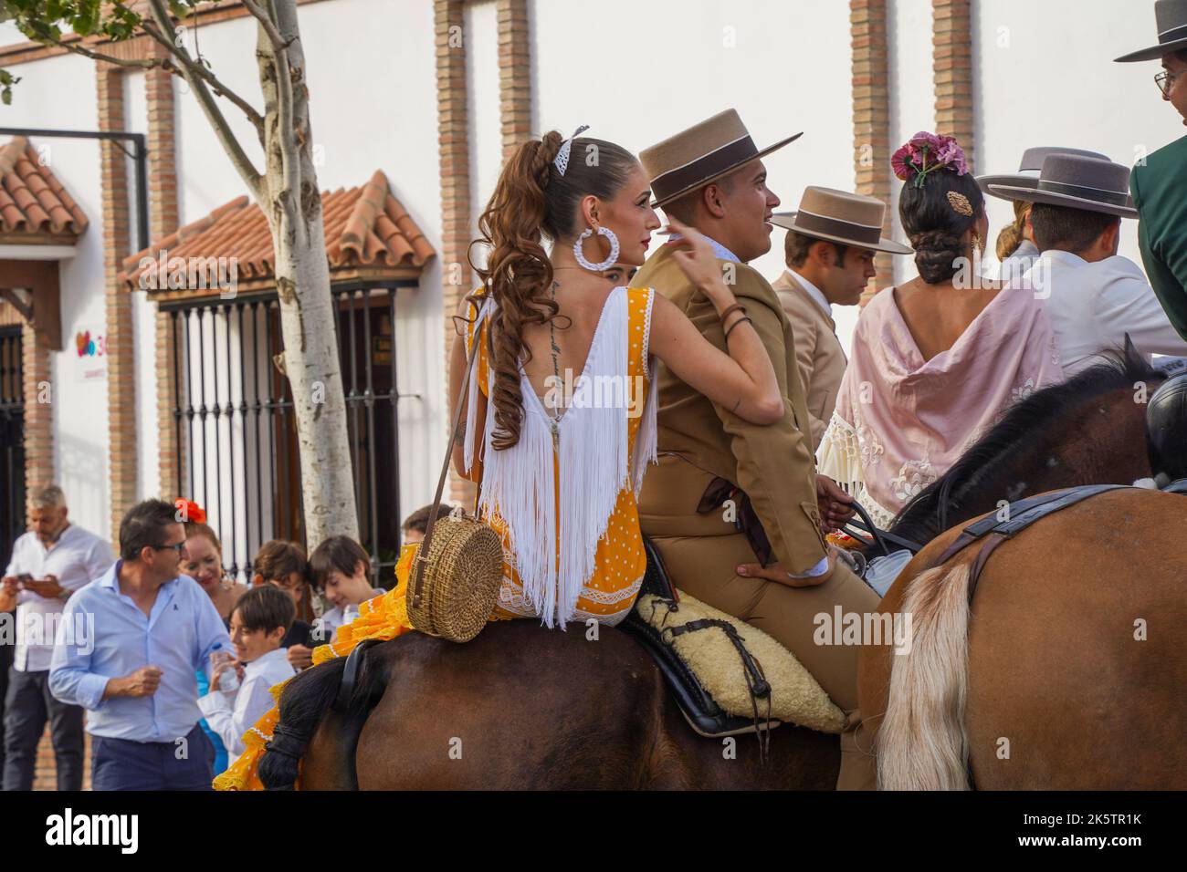 Spanischer Reiter in einer Bar, mit einer jungen Frau auf dem Rücken, während der jährlichen Messe Feria. Fuengirola, Andalusien. Stockfoto