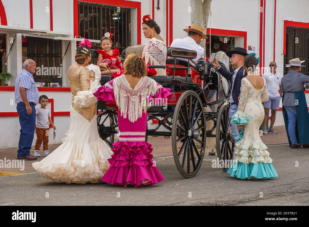 Pferdekutsche mit Fahrer und Familie, auf der jährlichen Messe, Feria von Fuengirola, Andalusien, Spanien. Stockfoto