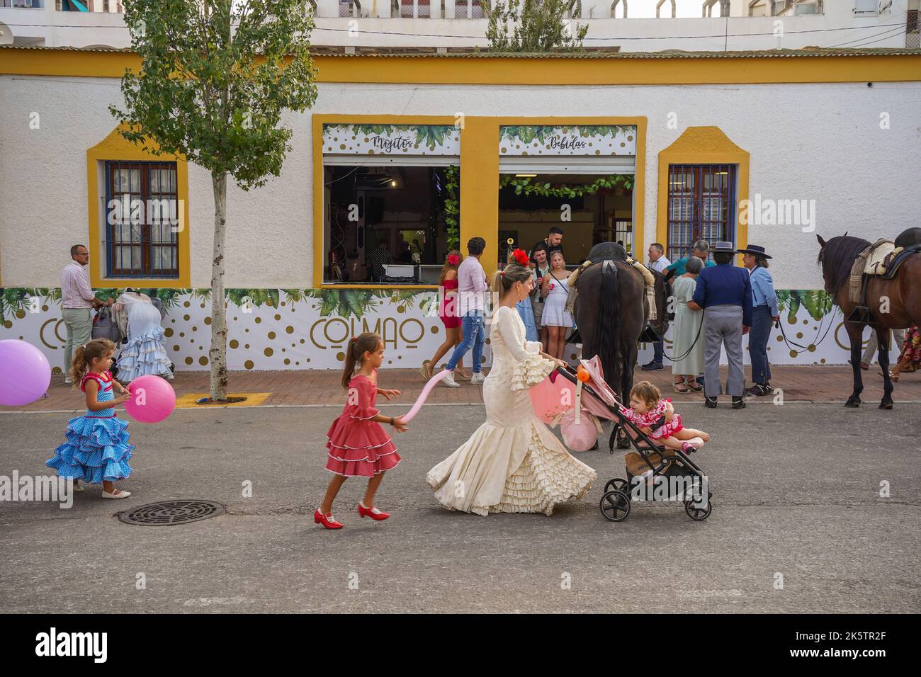 Spanische Familie, traditionell gekleidet, die auf der jährlichen Messe Feria of Fuengirola, Andalusien, Spanien, feiert. Stockfoto