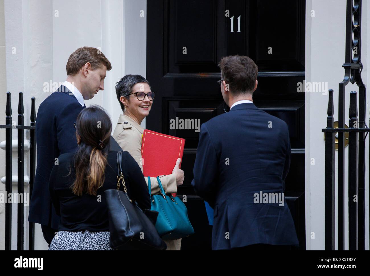 London, Großbritannien. 8. Oktober 2022. Chloe Smith, Staatssekretär für Arbeit und Pensionen, in der Downing Street zu einem Treffen im Büro von ChancellorÕs in der Nummer 11. Kredit: Karl Black/Alamy Live Nachrichten Stockfoto