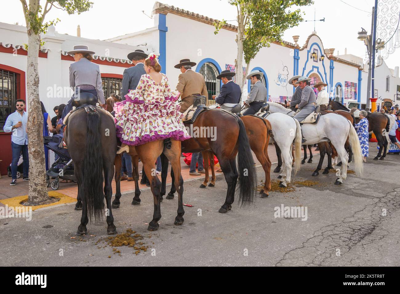 Spanische Reiter an einer Bar, mit einer jungen Frau auf dem Rücken, während der jährlichen Messe, Feria. Fuengirola, Andalusien. Stockfoto