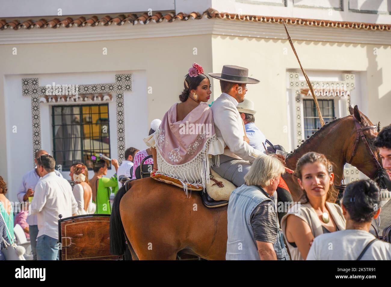 Spanischer Reiter in einer Bar, mit einer jungen Frau auf dem Rücken, während der jährlichen Messe Feria. Fuengirola, Andalusien. Stockfoto