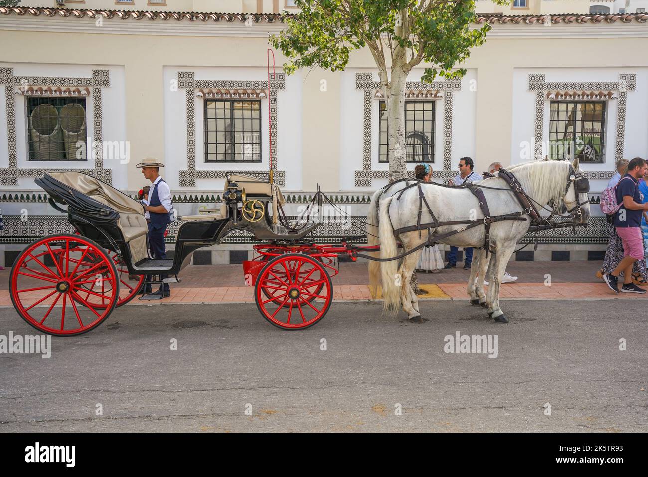 Pferdekutsche mit Fahrern, auf der jährlichen Messe, Feria von Fuengirola, Andalusien, Spanien. Stockfoto