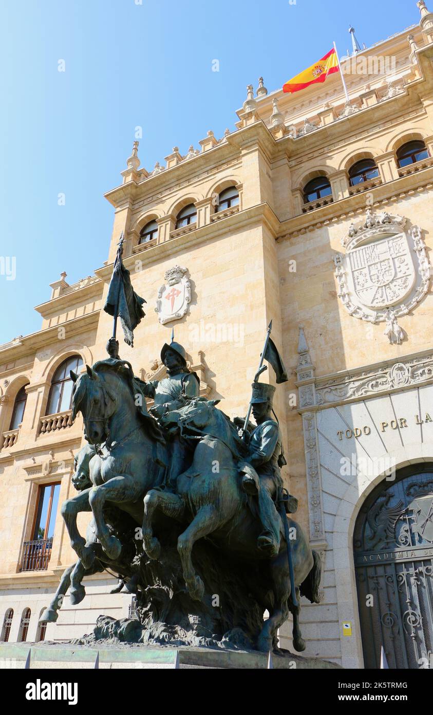 Statue von drei Kavalleriesoldaten auf laufenden Pferden mit Spruchbändern Vor der Militärakademie der Kavallerie in Valladolid Kastilien Und Leon Spanien Stockfoto