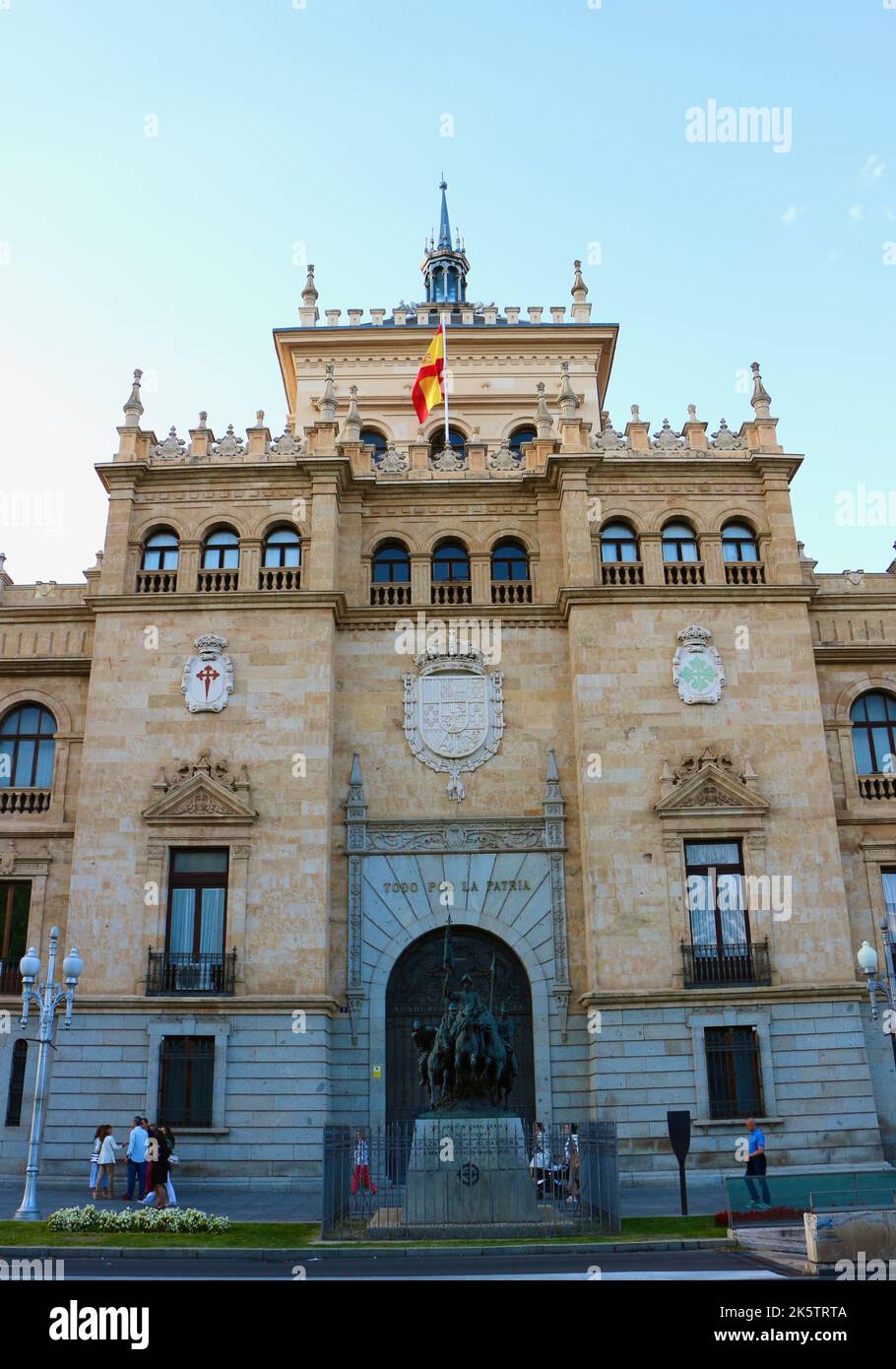 Statue und Fassade der Militärakademie in Valladolid Kastilien und Leon Spanien Stockfoto