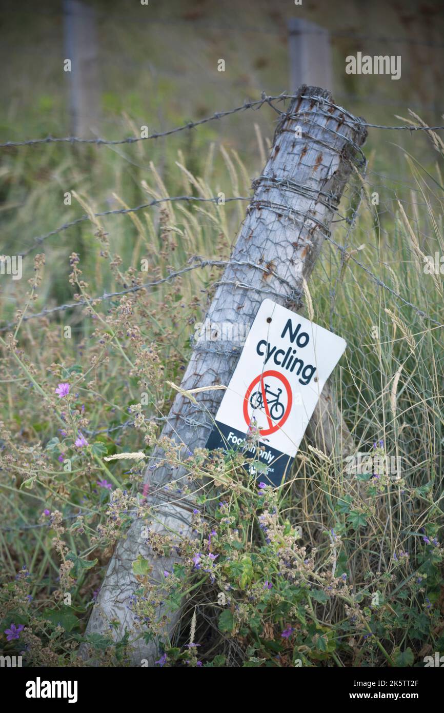 Holzzaunpfosten ohne Fahrradschild und Stacheldraht weybourne Beach weybourne norfolk england Stockfoto