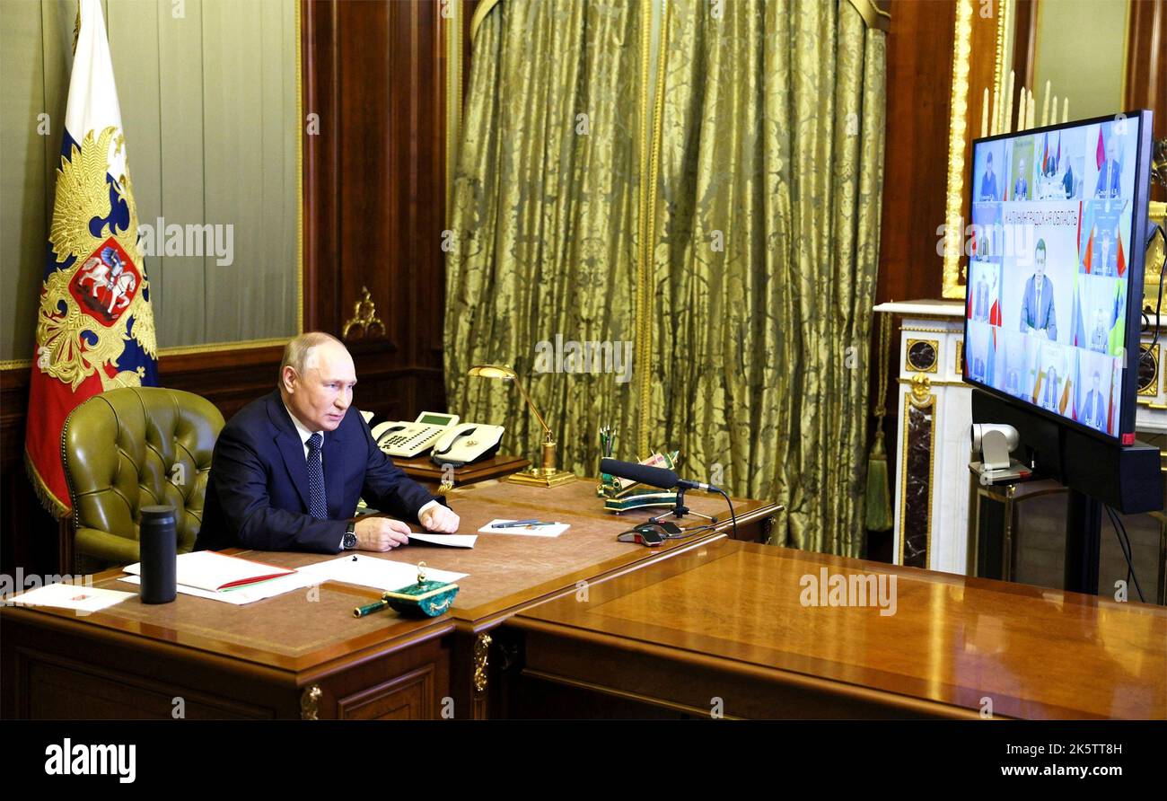 Sankt Petersburg, Russland. 10. Oktober 2022. Der russische Präsident Wladimir Putin leitet am 10. Oktober 2022 in Sankt Petersburg, Russland, eine Videokonferenz mit gewählten Regierungschefs russischer Regionen. Kredit: Gavriil Grigorov/Kremlin Pool/Alamy Live Nachrichten Stockfoto