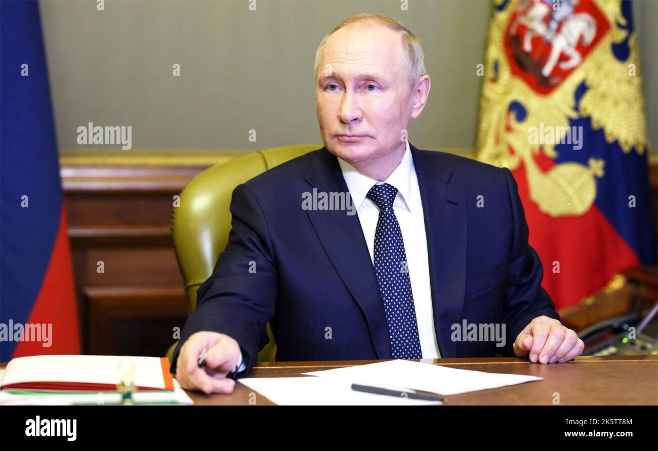 Sankt Petersburg, Russland. 10. Oktober 2022. Der russische Präsident Wladimir Putin leitet am 10. Oktober 2022 in Sankt Petersburg, Russland, eine Videokonferenz mit gewählten Regierungschefs russischer Regionen. Kredit: Gavriil Grigorov/Kremlin Pool/Alamy Live Nachrichten Stockfoto
