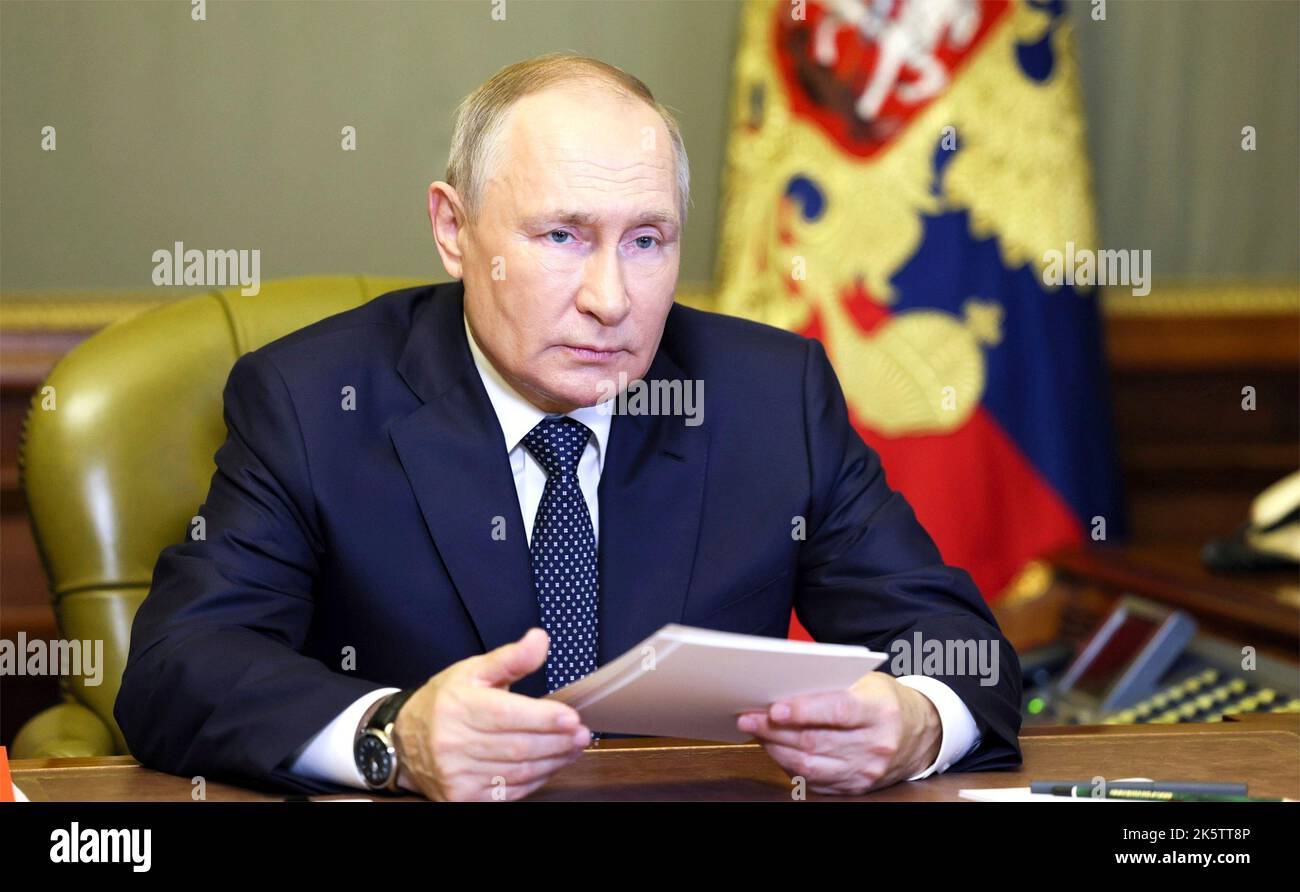 Sankt Petersburg, Russland. 10. Oktober 2022. Der russische Präsident Wladimir Putin leitet am 10. Oktober 2022 in Sankt Petersburg, Russland, eine Videokonferenz mit gewählten Regierungschefs russischer Regionen. Kredit: Gavriil Grigorov/Kremlin Pool/Alamy Live Nachrichten Stockfoto