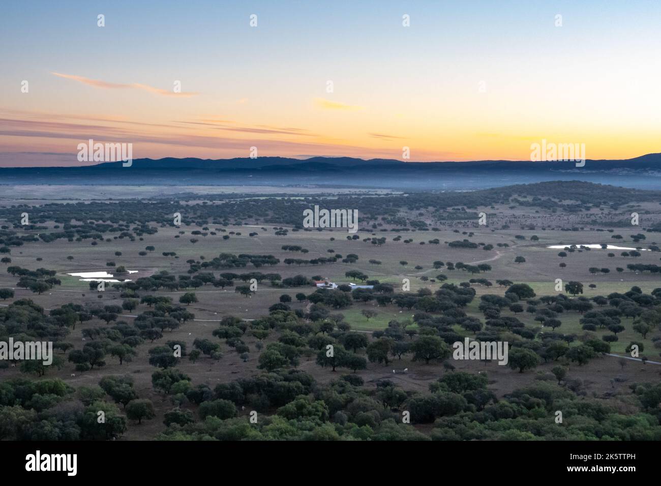 Silhouette in der Morgendämmerung der Berge an der Grenze zu Spanien mit Blick auf die ländlichen landwirtschaftlichen Felder in Alentejo Portugal Stockfoto